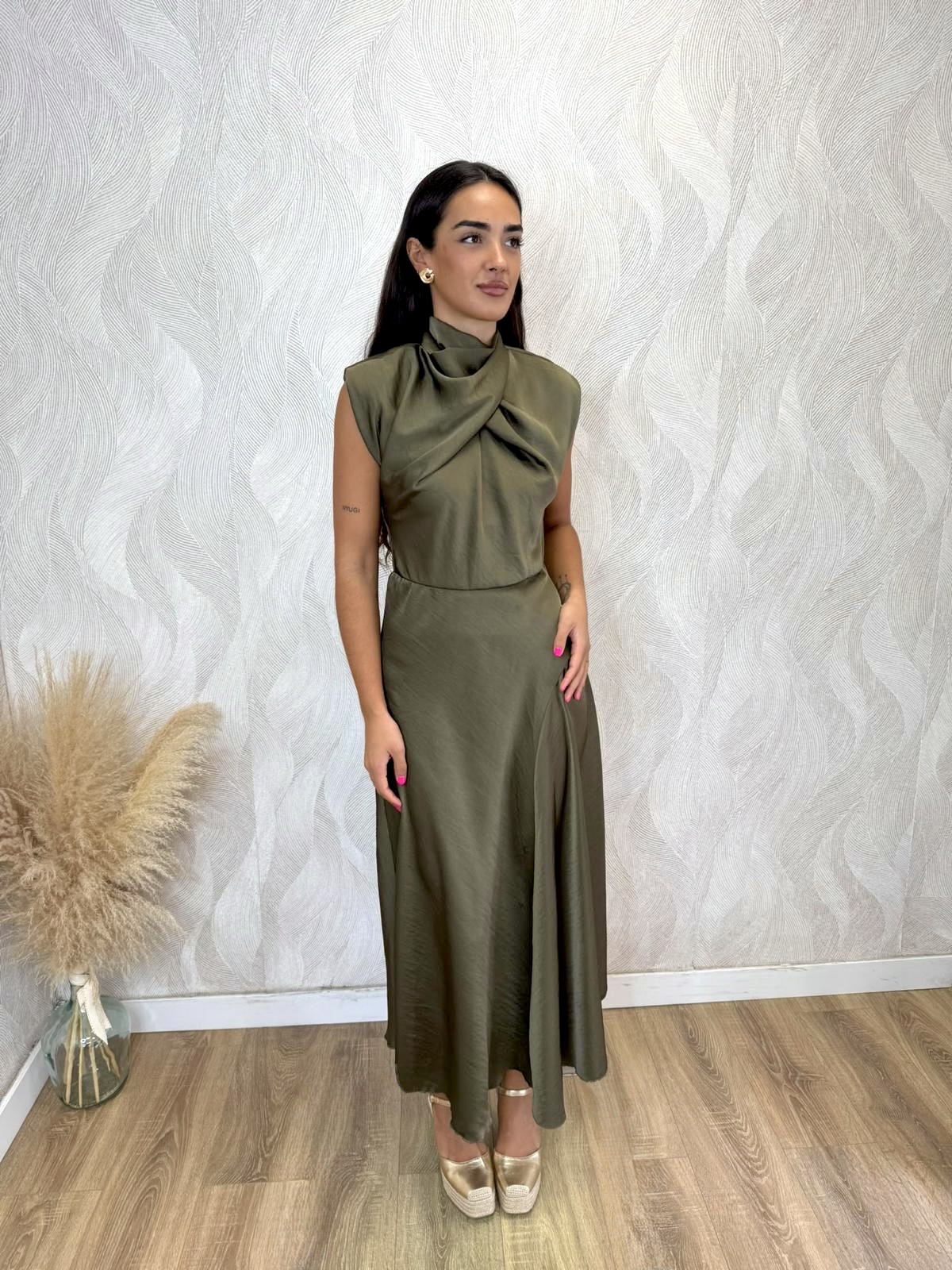 Vestido midi drapeado satén kaki