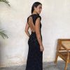 Vestido hombreras encaje negro - Imagen 3
