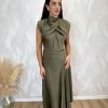 Vestido midi drapeado satén kaki - Imagen 5