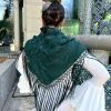 Mantoncillo seda bordado liso verde botella