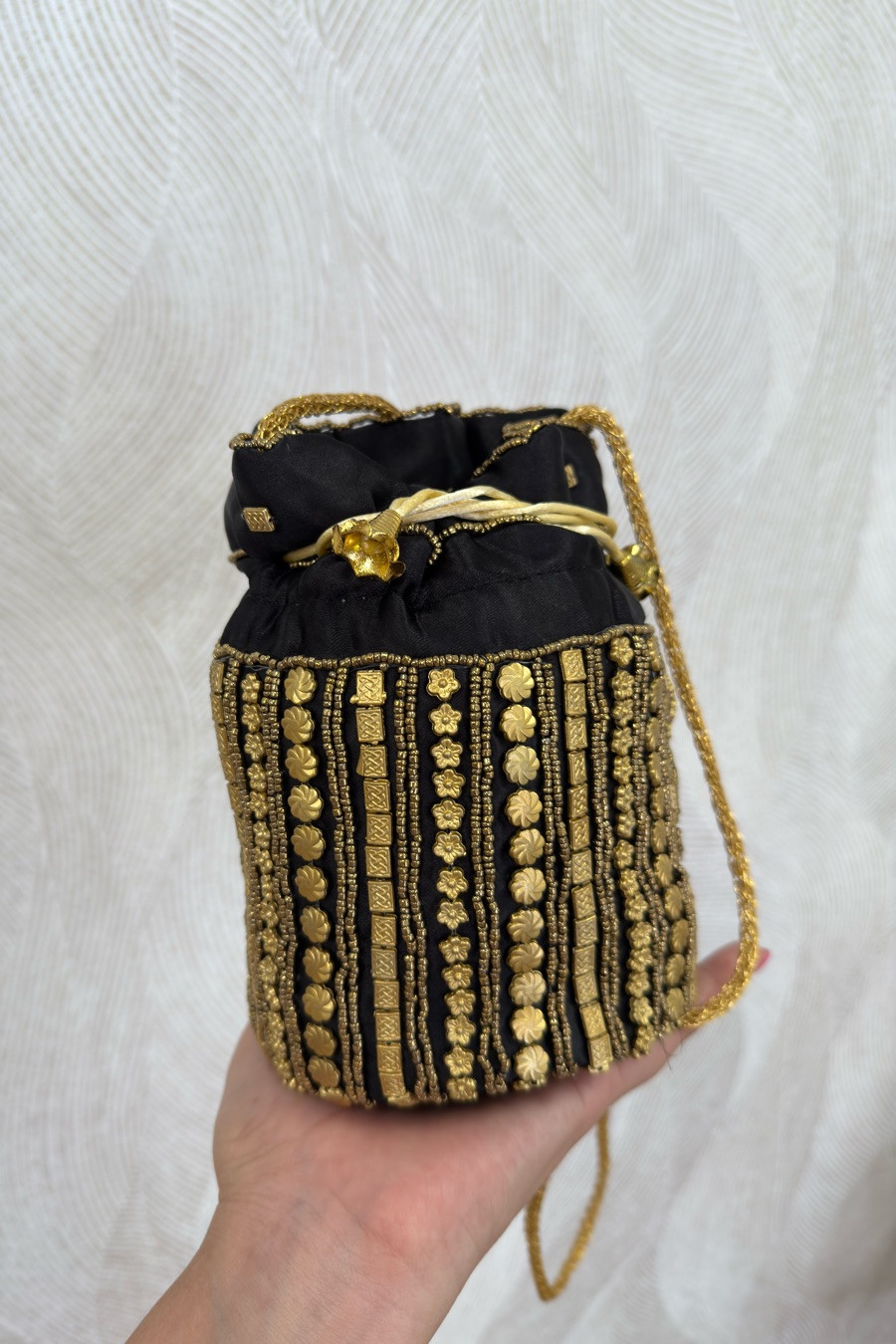 Bolso bombonera tachuelas dorados